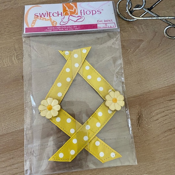 NEW Switch Flops The Janet Small Yellow Straps - Picture 1 of 3